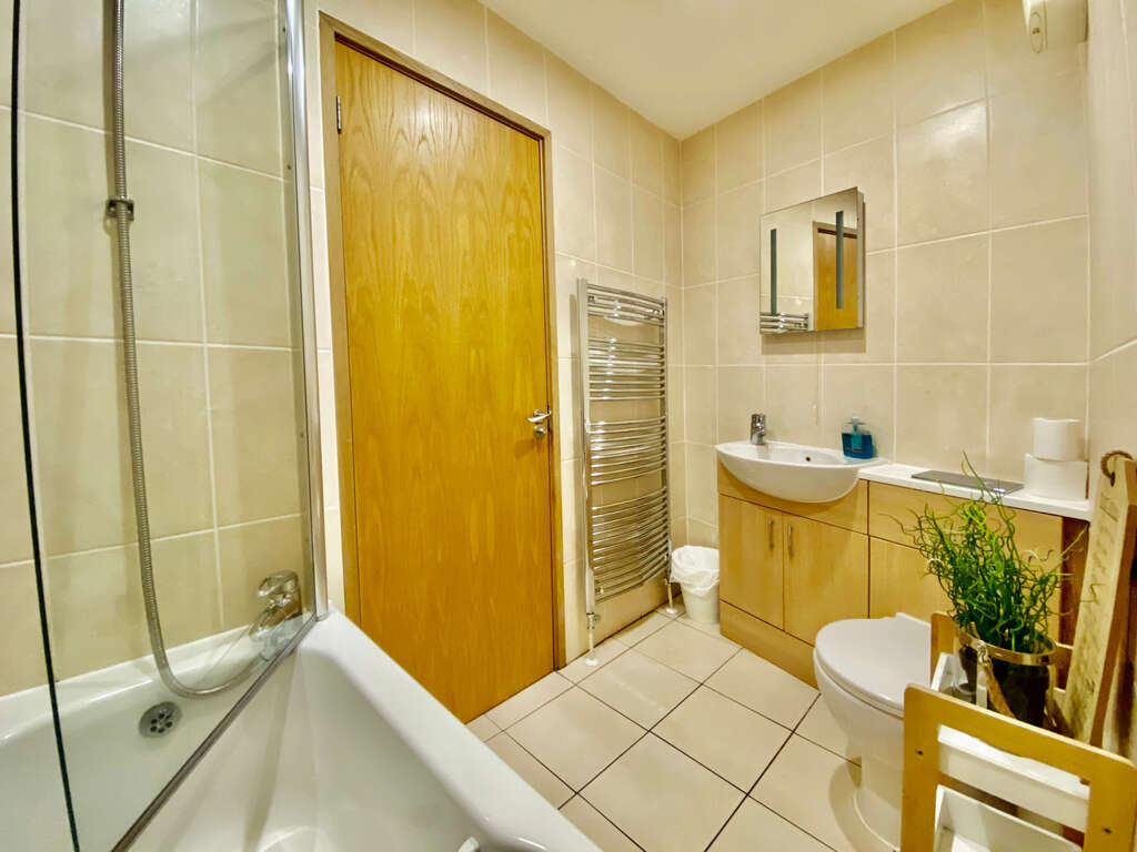 Brixham Holiday Let - Family bathroom (there is also one en-suite)